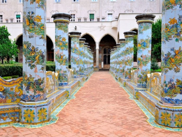 Chiostro del monastero di Santa Chiara_a pochi passi da noi_bluparthenopesuites.jpg