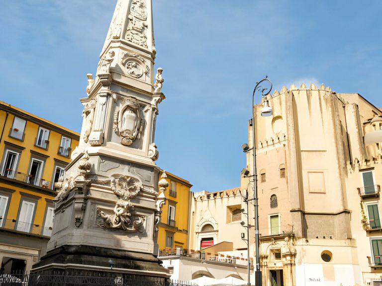Piazza San Domenico Maggiore_a pochi passi da noi_bluparthenopesuites_napoli