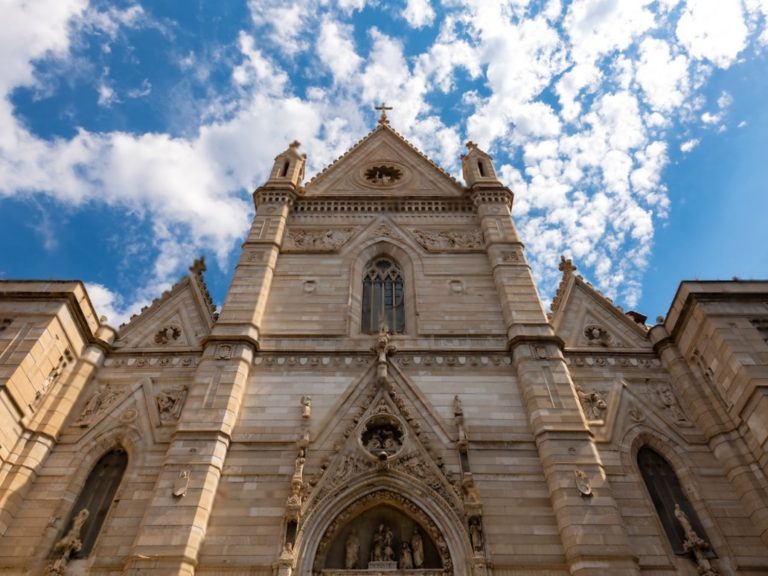 duomo di napoli__a pochi passi da noi_napoli_bluparthenopesuites