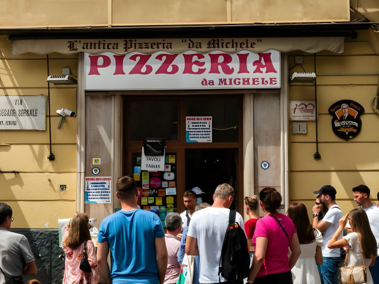 pizzeria da michele_a pochi passi da noi_napoli_bluparthenopesuites