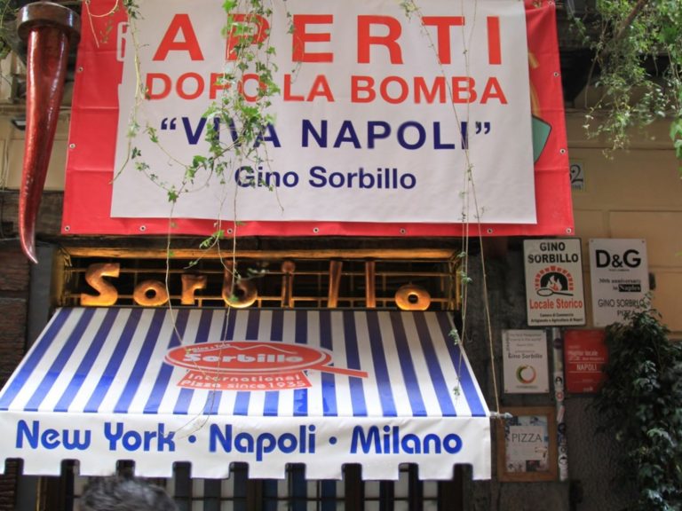 pizzeria da sorbillo_a pochi passi da noi_napoli_bluparthenopesuites
