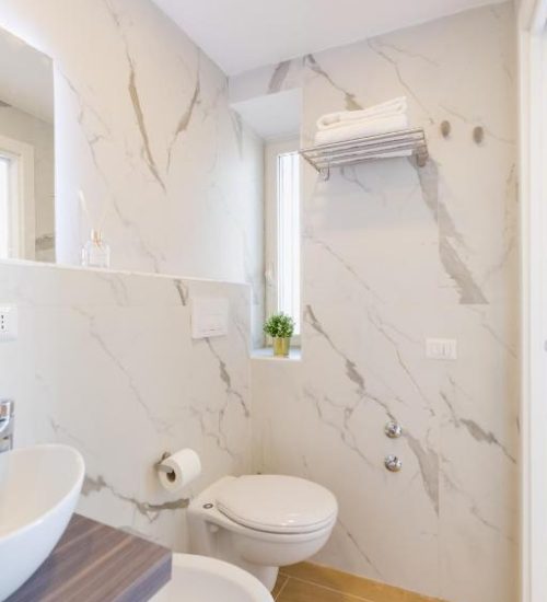 camera matrimoniale superior bagno_beb_bluparthenopesuites_centro_napoli